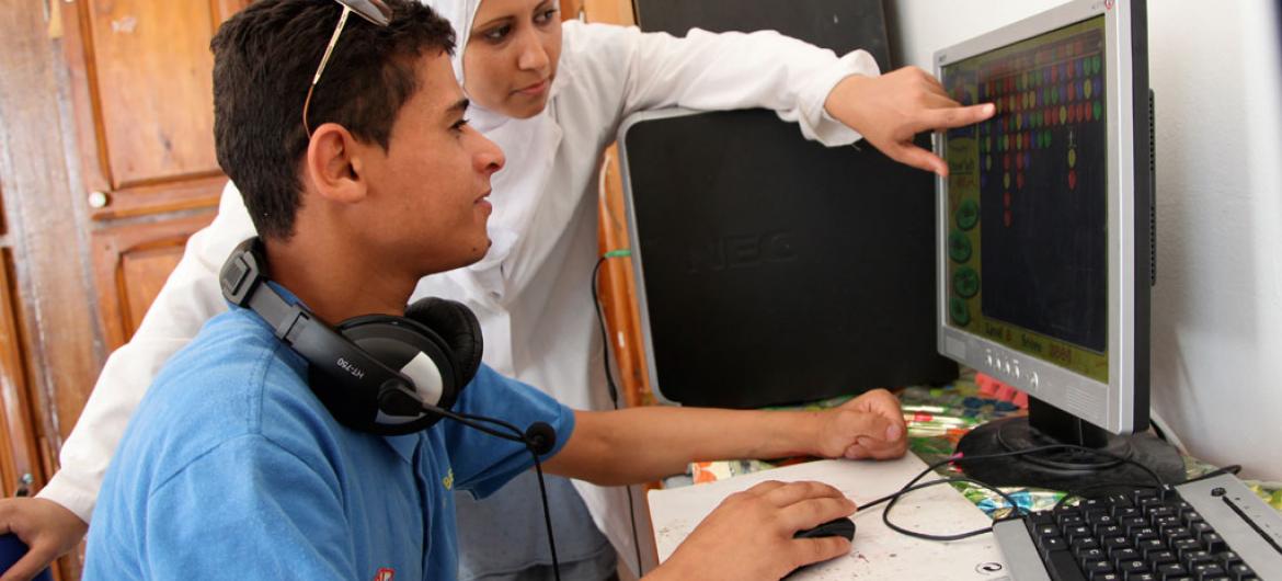 Innovadores utilizando una computadora especializada. Foto: UNICEF/Giacomo Pirozzi.