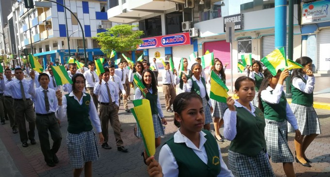 Estudiantes rindieron homenaje a El Oro en sus 134 años de provincialización