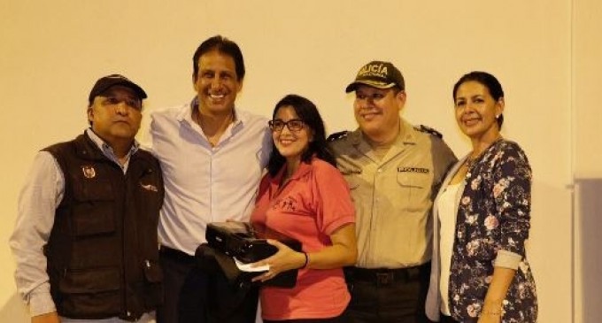 Gobernación del Guayas entrega un proyector para promover el cine comunitario  