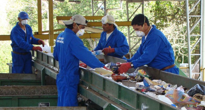 Menos de la mitad de los ecuatorianos recicla o clasifica los desechos, según datos del INEC