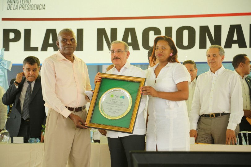 REPÚBLICA DOMINICANA: Danilo recibe reconocimientos por aportes a parceleros Reforma Agraria: más de 24 mil títulos, 119 proyectos y empoderamiento mujeres