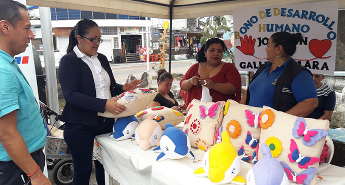 Emprendedores exponen sus productos durante feria inclusiva en Galápagos