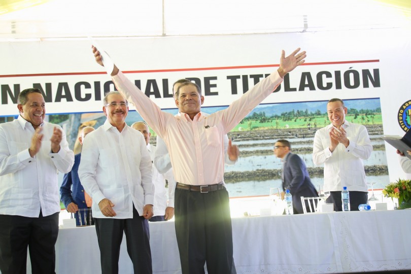 REPÚBLICA DOMINICANA: Gobierno de Danilo Medina pone fin a décadas de espera. Entrega 839 títulos definitivos de propiedad a parceleros de Palmar de Ocoa