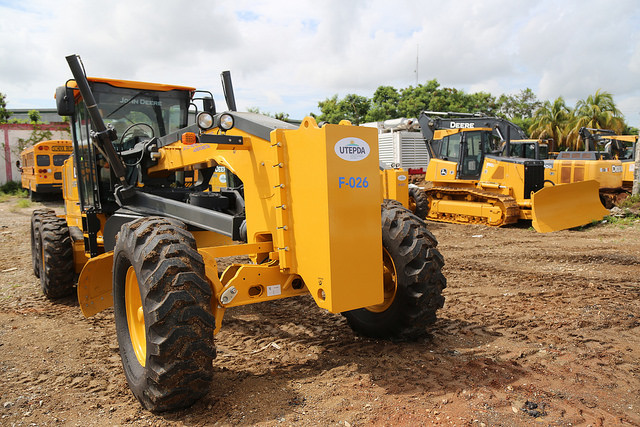 Productores de proyectos desarrollo agroforestal reciben 7 motoniveladoras para facilitar transporte de plantas