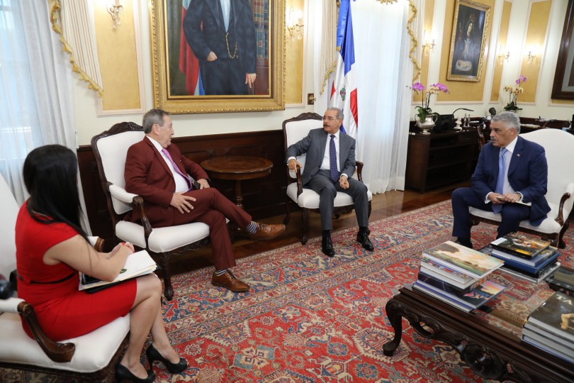REPÚBLICA DOMINICANA: Danilo Medina recibe en su despacho al ex presidente de Guatemala y secretario del SICA, Vinicio Cerezo