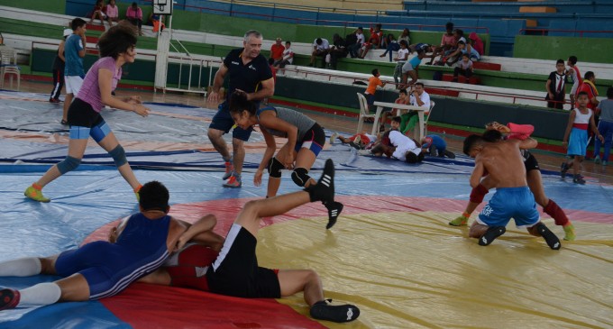 Seleccionados de lucha entrenan en Portoviejo con miras a campeonatos mundiales