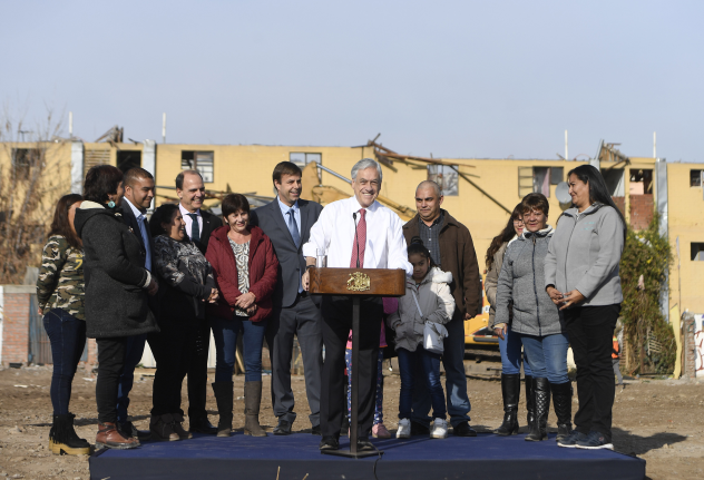 Presidente Piñera visita Bajos de Mena en Puente Alto y da el vamos a nuevo conjunto habitacional acompañado de vecinos y dirigentes sociales