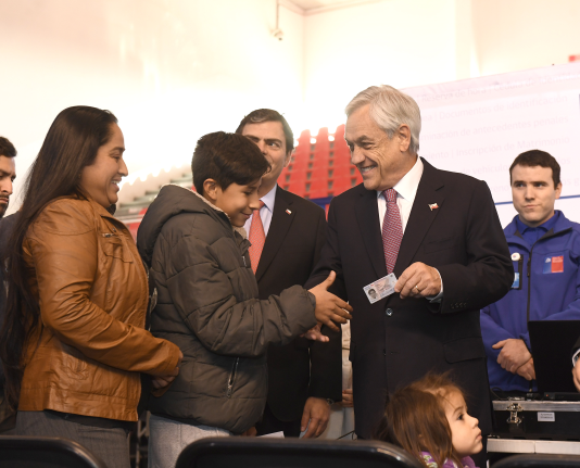Presidente Piñera entrega primeras visas para migrantes: Esta nueva política migratoria es fuerte y clara: brazos abiertos para ustedes, que vienen a integrarse a nuestro país, y puertas cerradas para los delincuentes