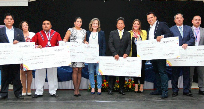 ECUADOR: Gobierno entrega más de 28 millones de dólares en créditos para dinamizar la economía popular y solidaria