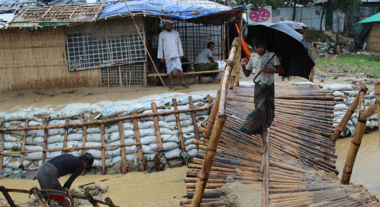 Las lluvias arrasan los albergues de los rohinyás en Bangladesh