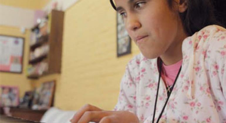 Una niña con discapacidad visual. Foto IKUSI/2013/Martínez.