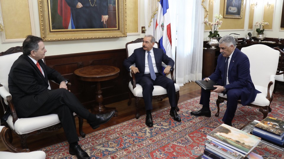 REPÚBLICA DOMINICANA: Presidente recibe al canciller chileno, Roberto Ampuero