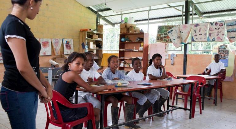 Refugiados colombianos estudian en una escuela primaria respaldada por ACNUR en Providencia, Ecuador. Foto: ACNUR/Jason Tanner