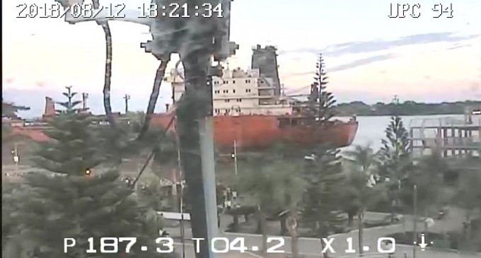 ECU 911 coordina atención por impacto de navío contra puente peatonal que conecta Durán con Santay