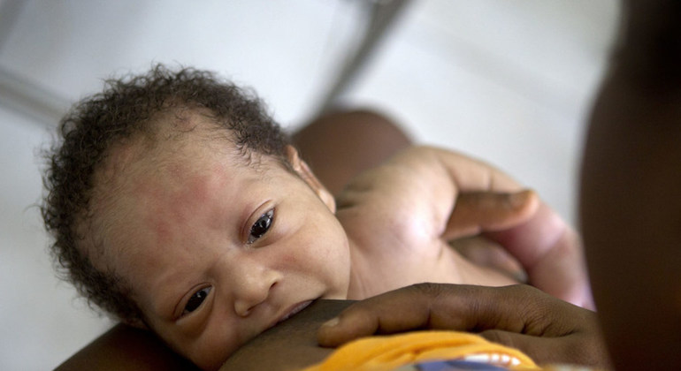 Tomar leche materna nada más nacer, un seguro de vida