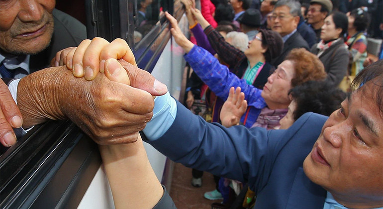 Decenas de coreanos cruzan la frontera para reunirse con sus seres queridos 