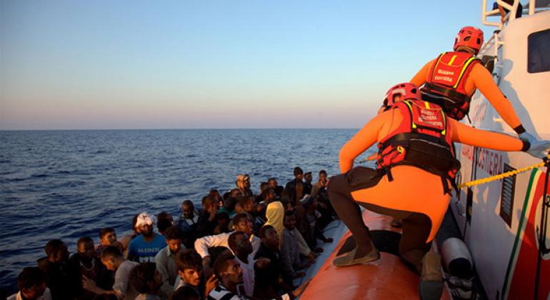 Rescate de refugiados en el Mediterráneo. 