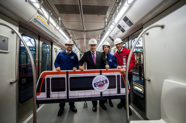 Presidente Piñera visita talleres de Metro donde se construyen primeros trenes en Chile