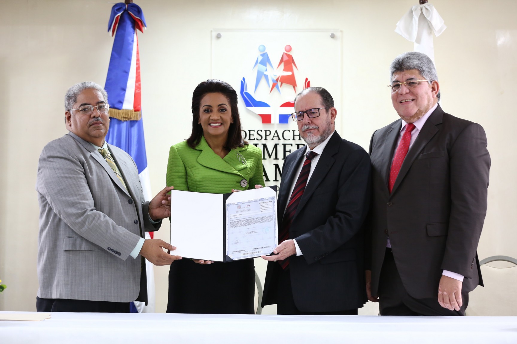 REPÚBLICA DOMINICANA: Despacho Primera Dama concluirá construcción CAID Santo Domingo Este; Molinos Modernos dona terrenos al Servicio Nacional de Salud