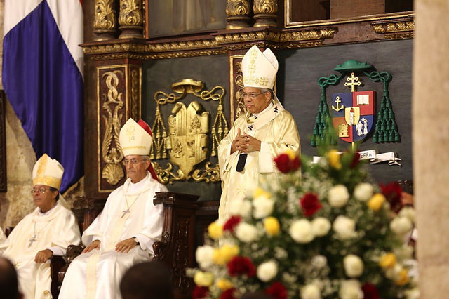 Cándida Montilla de Medina participa en solemne eucaristía por 40 aniversario de ordenación sacerdotal de monseñor Ozoria