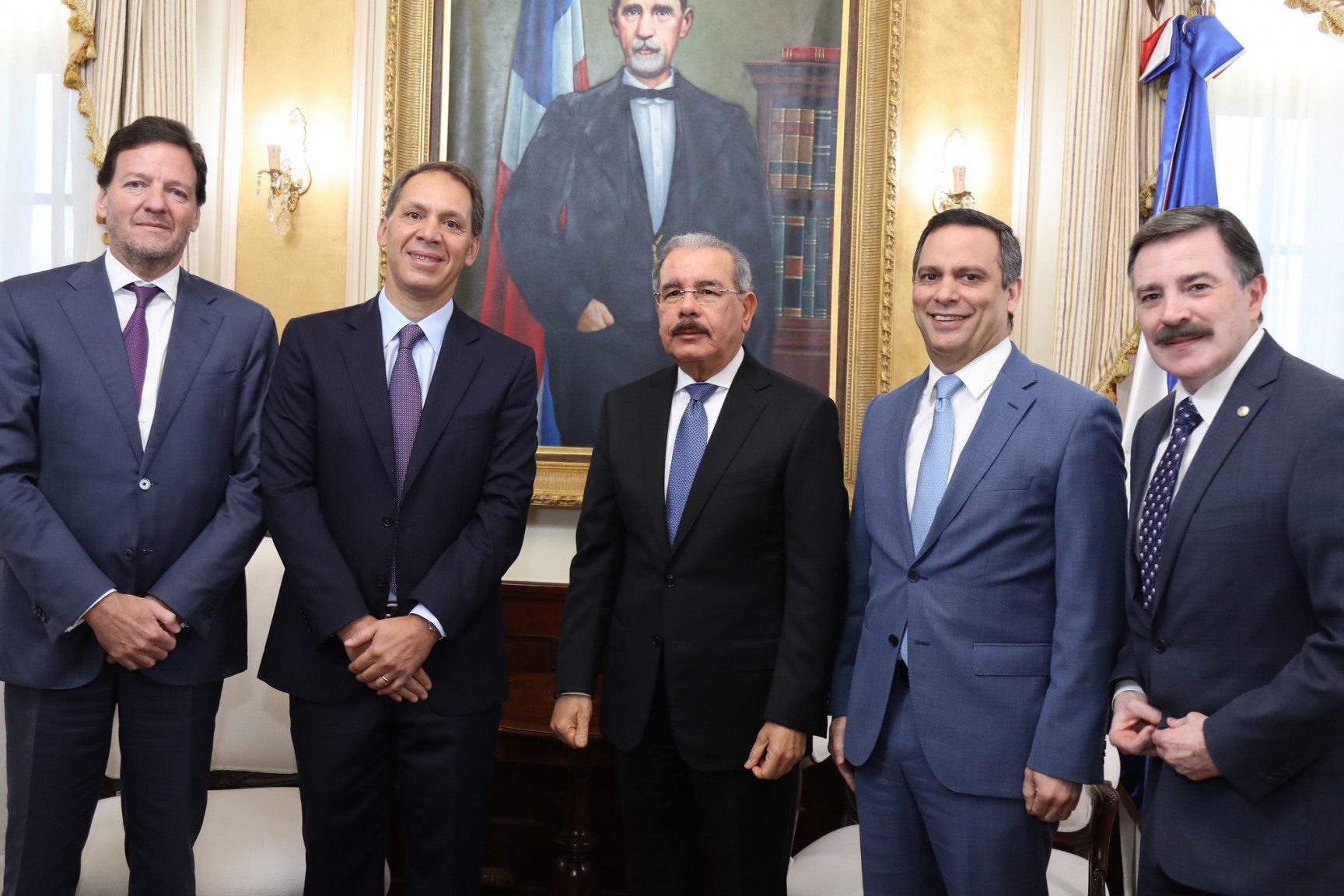 REPÚBLICA DOMINICANA: Claro invertirá más de 1,000 millones de dólares en los próximos tres años; CEO de América Móvil visita presidente Danilo Medina