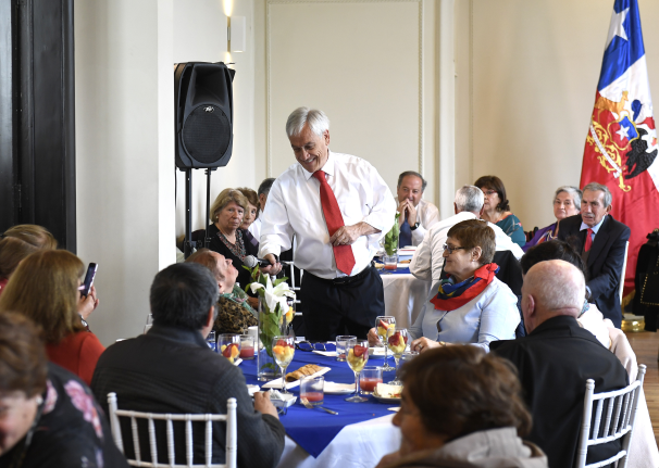 Presidente Piñera explica reforma a las pensiones en desayuno con adultos mayores: Queremos que las personas que lleguen a la tercera edad puedan disfrutar de lo que sembraron durante sus vidas