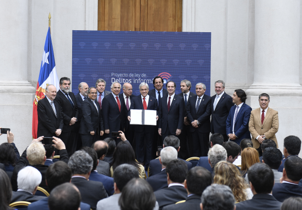 Presidente Piñera firma Proyecto de Ley para combatir delitos informáticos: Debemos recuperar el tiempo perdido y ponernos a la cabeza de esta revolución que va a mejorar la calidad de nuestras vidas