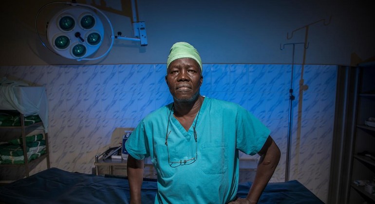 ACNUR premia al cirujano que salva las vidas de los refugiados en Sudán del Sur