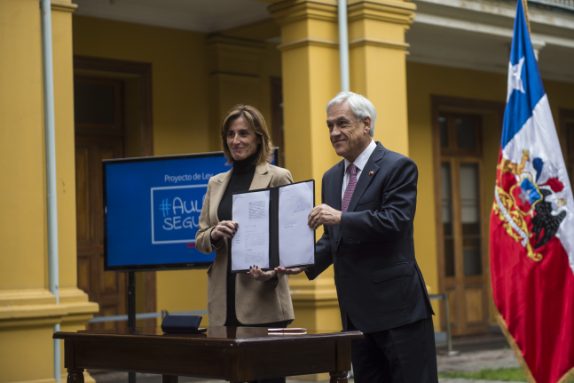 Presidente Piñera firma proyecto que protege a directores, alumnos y profesores ante actos de violencia extrema: El Gobierno va a perseguir con toda la fuerza de la ley a aquellos delincuentes y violentistas que pretenden causar un clima de terror
