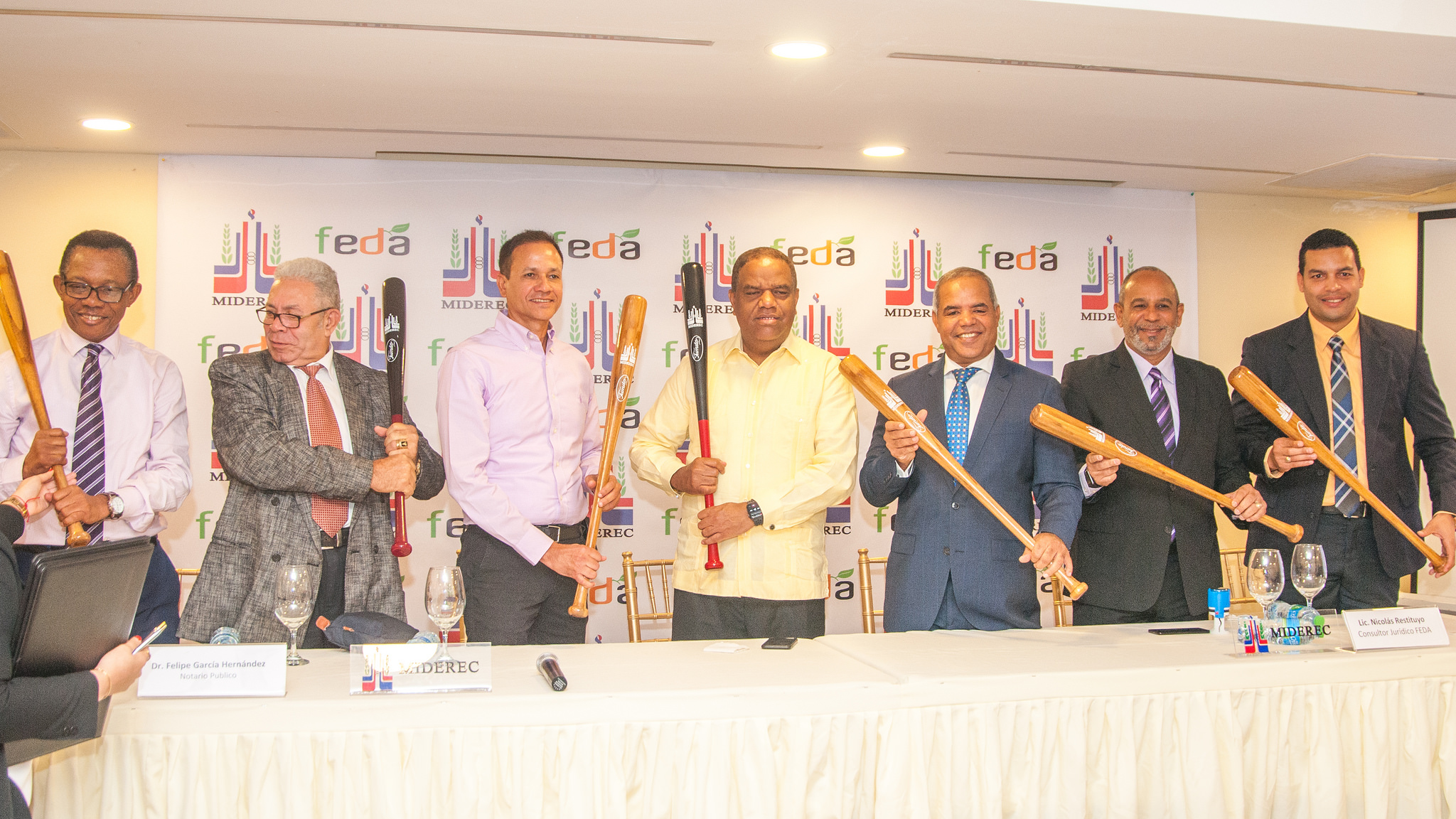 REPÚBLICA DOMINICANA: FEDA y Ministerio de Deportes presentan primeros bates de béisbol hechos de bambú por artesanos apoyados en Visita Sorpresa