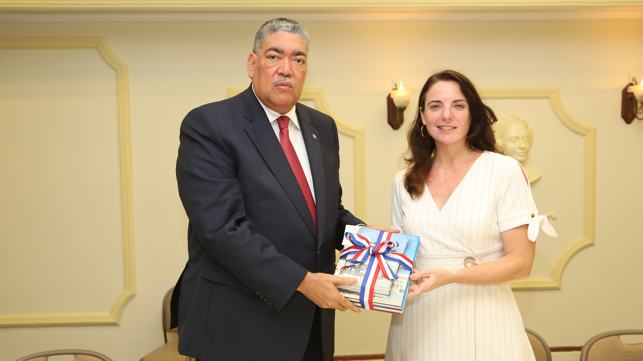 REPÚBLICA DOMINICANA: Ministro Políticas Integración Regional recibe visita cortesía nueva embajadora de Países Bajos