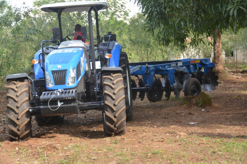IAD entrega tractor Guanuma