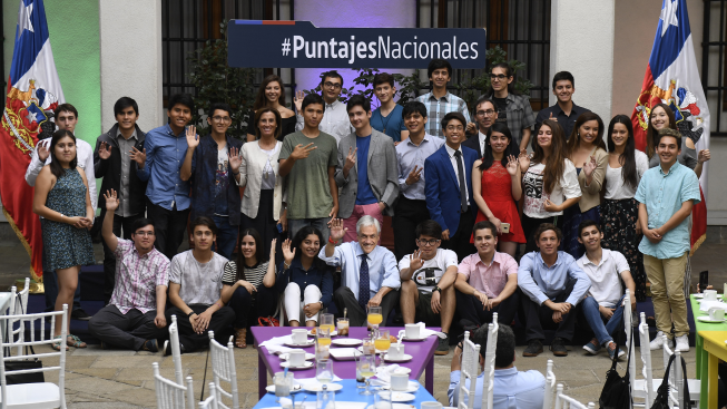 Presidente Piñera desayuna junto a estudiantes que obtuvieron puntajes nacionales en la PSU 2018: Ustedes son los verdaderos artífices del cambio