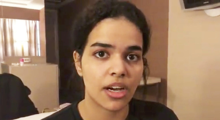 ACNUR entrevista a la joven saudita que huyó de su familia