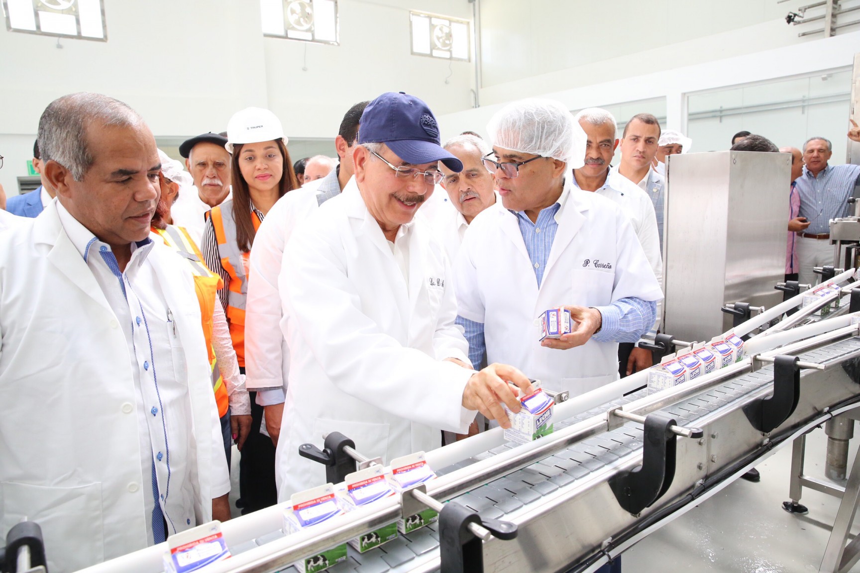 REPÚBLICA DOMINICANA: Danilo Medina entrega a ganaderos de Hato Mayor procesadora de lácteos, frutas y néctares, acordada en Visita Sorpresa
