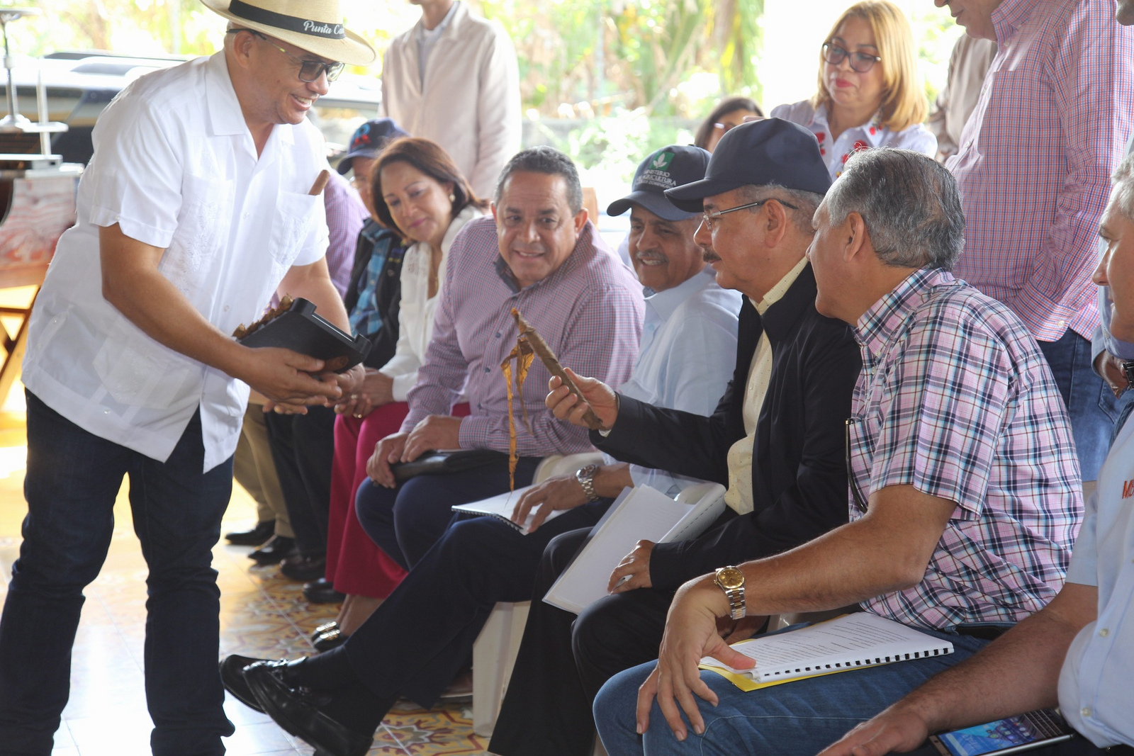 REPÚBLICA DOMINICANA: Tamboril: Visita Sorpresa de Danilo impulsará a pequeños y medianos productores de cigarro como empresarios