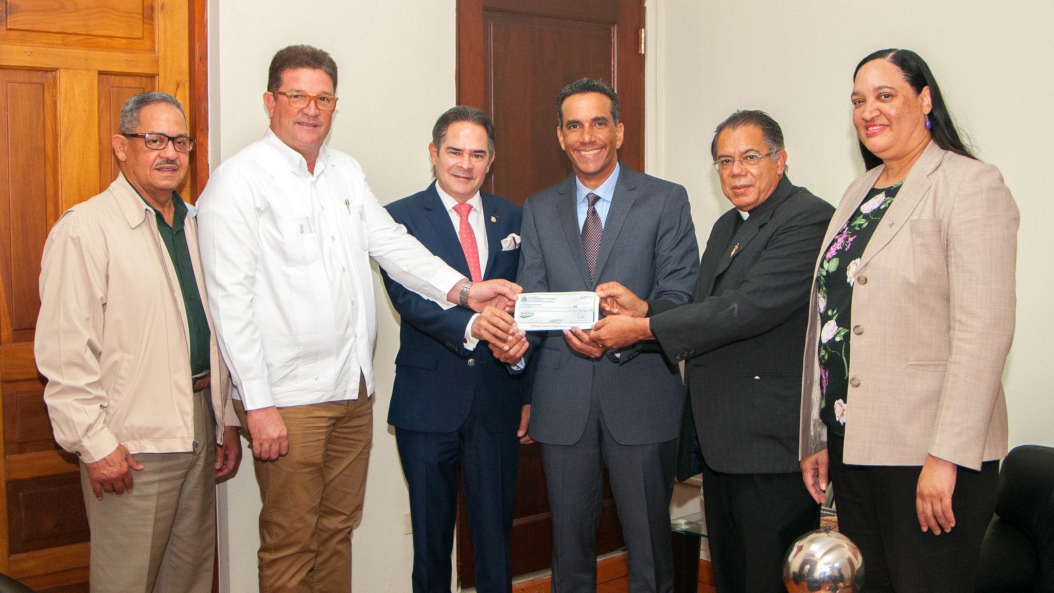 REPÚBLICA DOMINICANA: Productores y dirigentes comunitarios de Santiago Rodríguez reciben donaciones para transporte estudiantes y estadio de béisbol