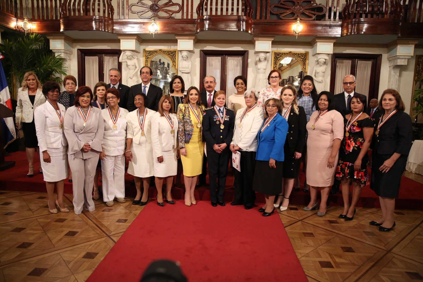 REPÚBLICA DOMINICANA: Con orgullo y satisfacción, presidente Danilo Medina impone Medalla al Mérito a 14 mujeres dominicanas