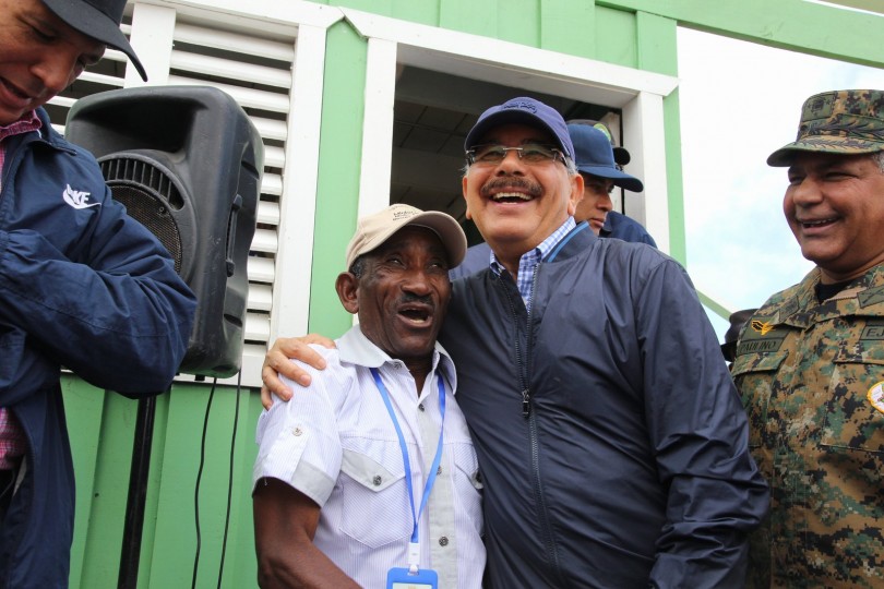 Danilo Medina junto a Aridio, residente en Sabana Real