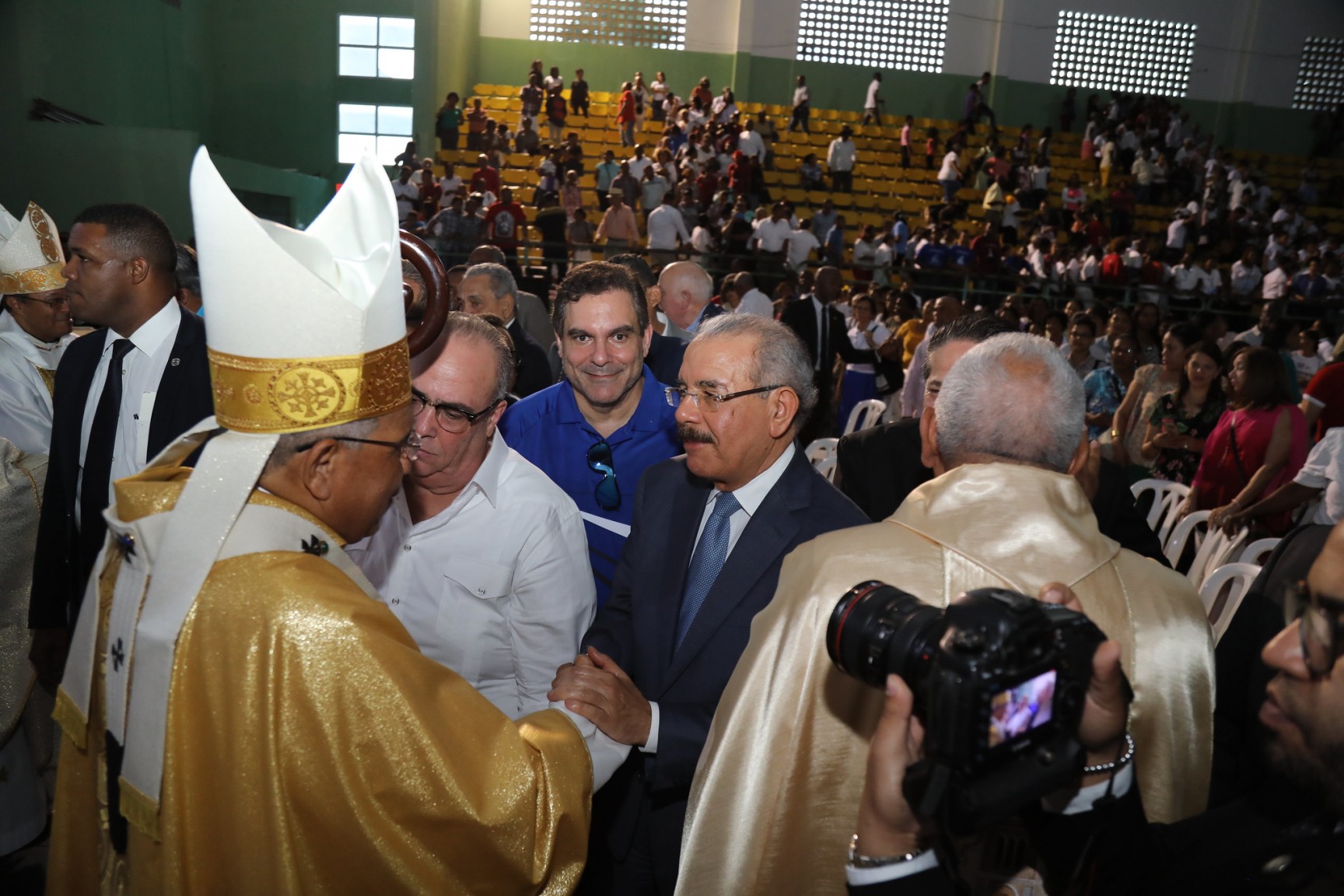 REPÚBLICA DOMINICANA: Danilo Medina asiste a misa por creación Vicaría Episcopal Territorial Monte Plata. Monseñor Lorenzo Vargas agradece construcción Santuario