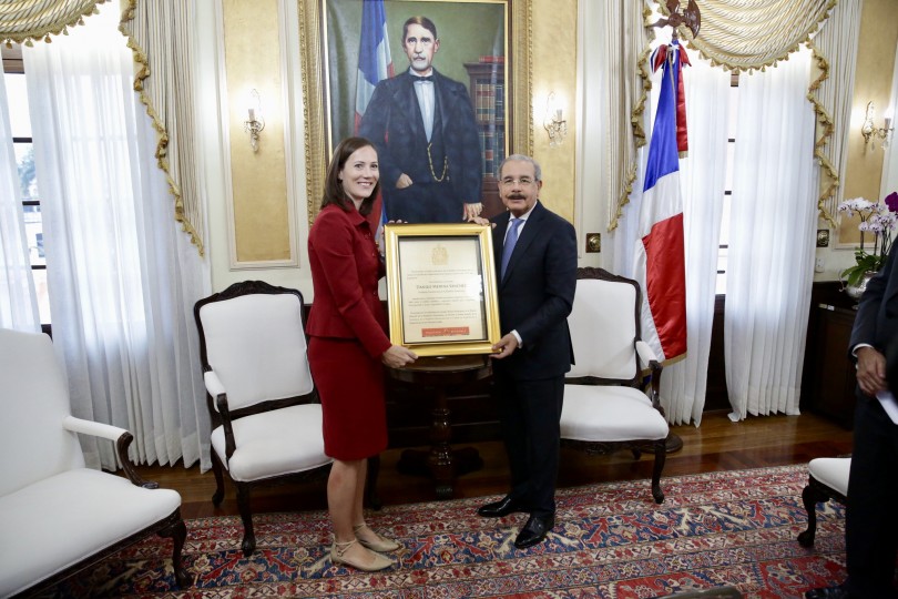 Danilo Medina recibe embajadora de Canadá junto a delegadas de la Cumbre de Futuras Líderes en RD