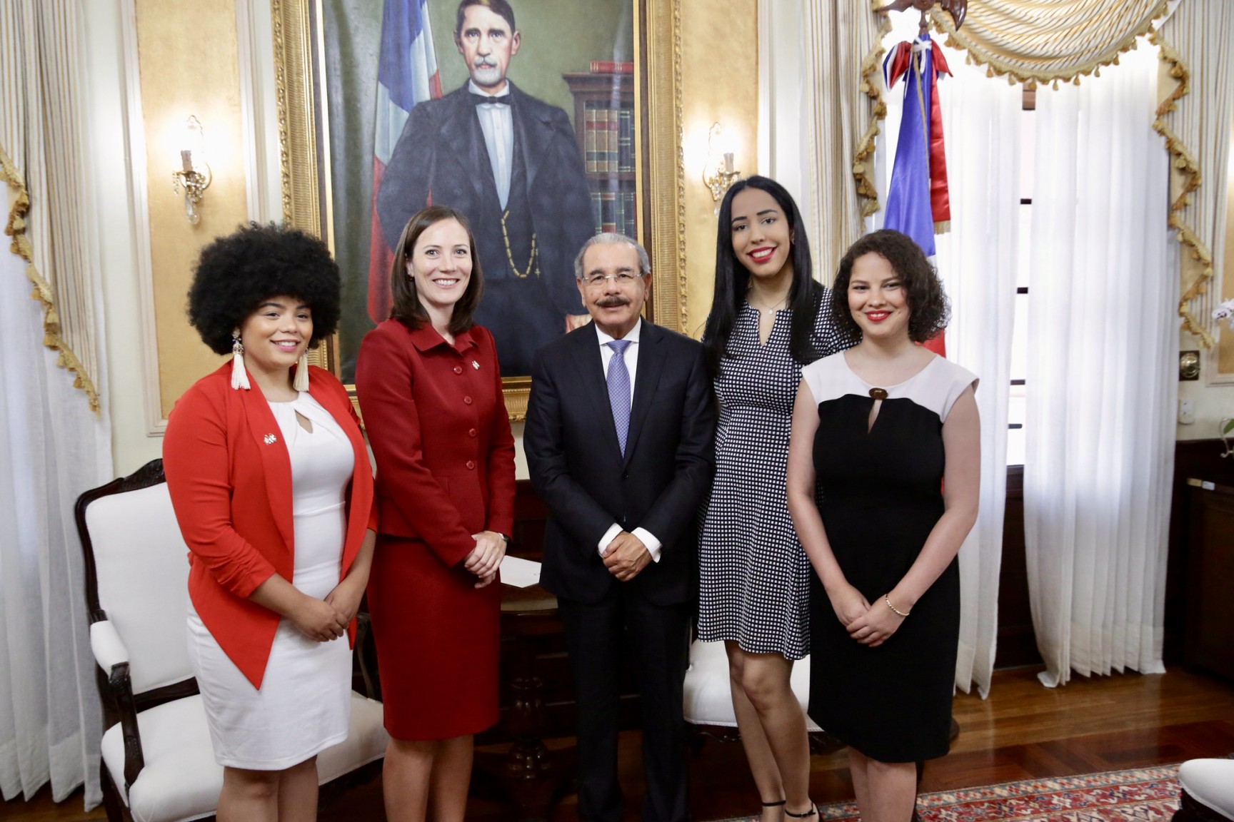 REPÚBLICA DOMINICANA: Danilo Medina recibe embajadora de Canadá junto a delegadas de la Cumbre de Futuras Líderes en RD