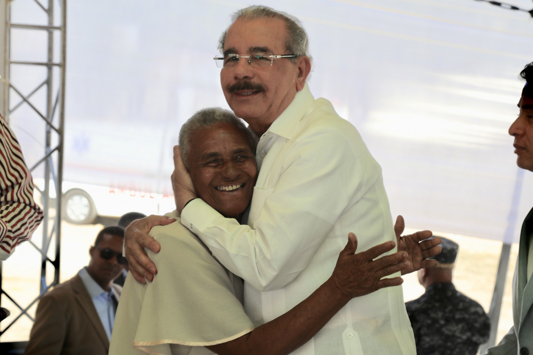 REPÚBLICA DOMINICANA: Presidente Danilo Medina entrega 1,478 títulos definitivos de propiedad a parceleros y residentes de 5 comunidades de Azua
