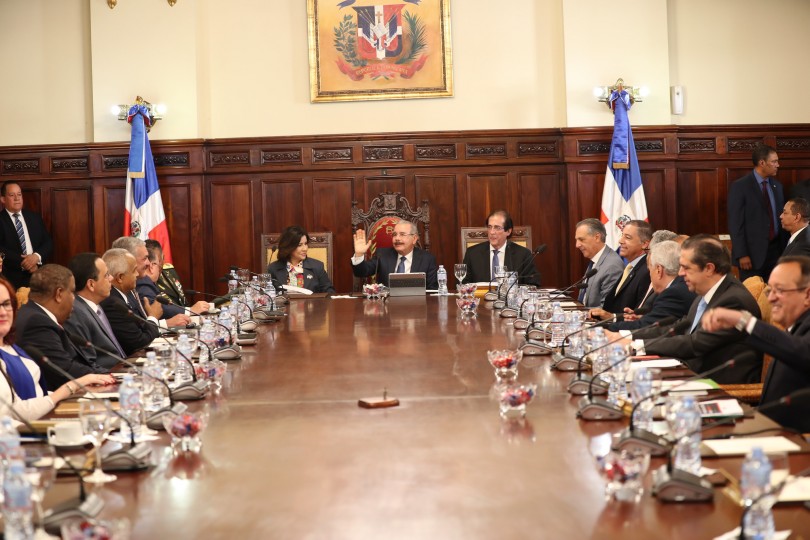 Danilo Medina junto a funcionarios en séptima reunión Sistema Monitoreo y Medición Gestión Pública