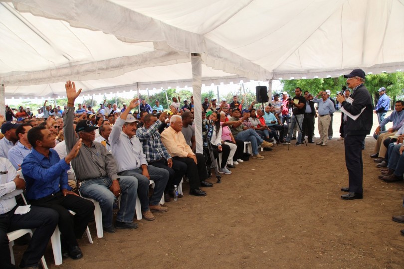 Danilo Medina en Visita Sorpresa a ganaderos de Pedro Corto