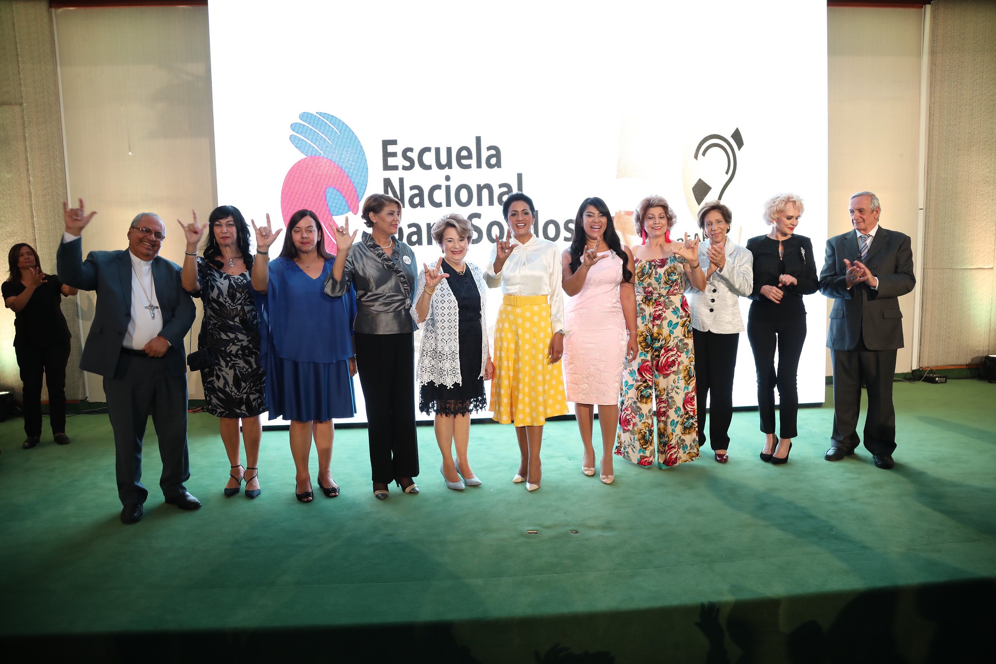 REPÚBLICA DOMINICANA: Primera dama celebra 50 aniversario Escuela Nacional para Sordos; dispone entrega de autobús para alumnos