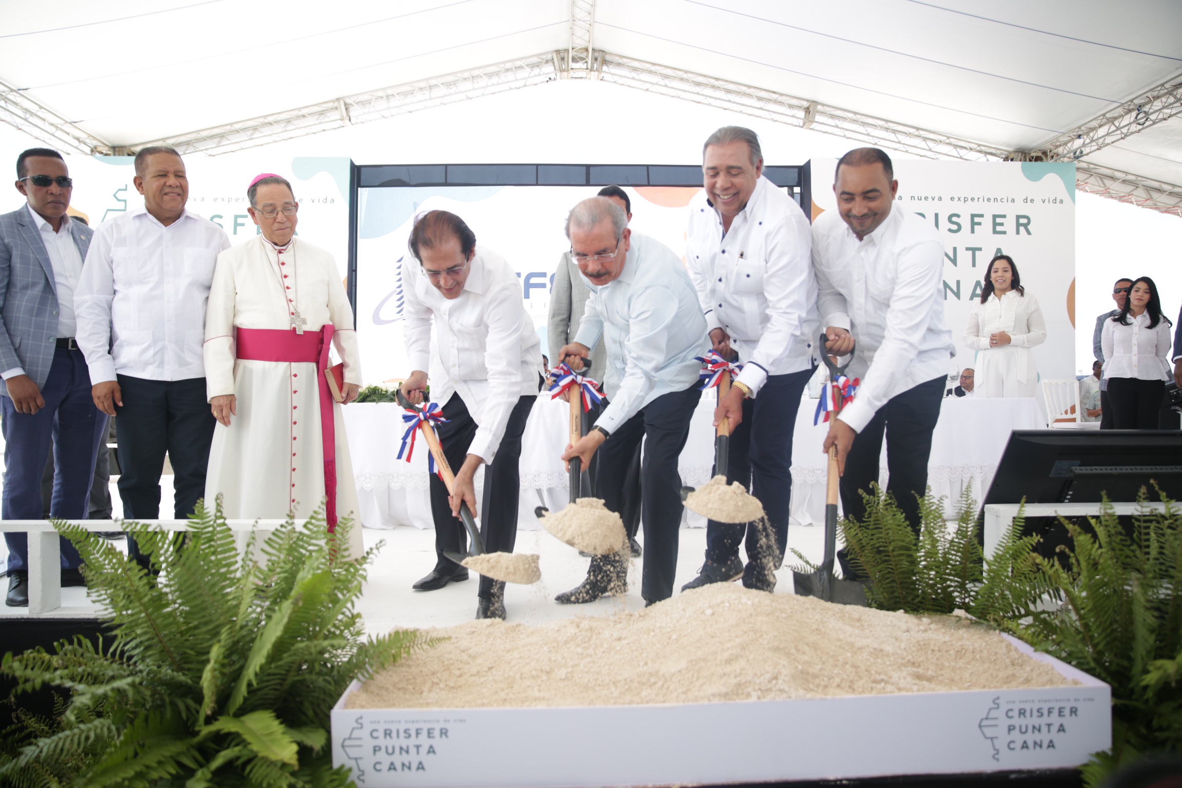 REPÚBLICA DOMINICANA: Danilo Medina asiste a inicio Crisfer Punta Cana. Gustavo Montalvo presenta últimas medidas de estímulo construcción viviendas económicas