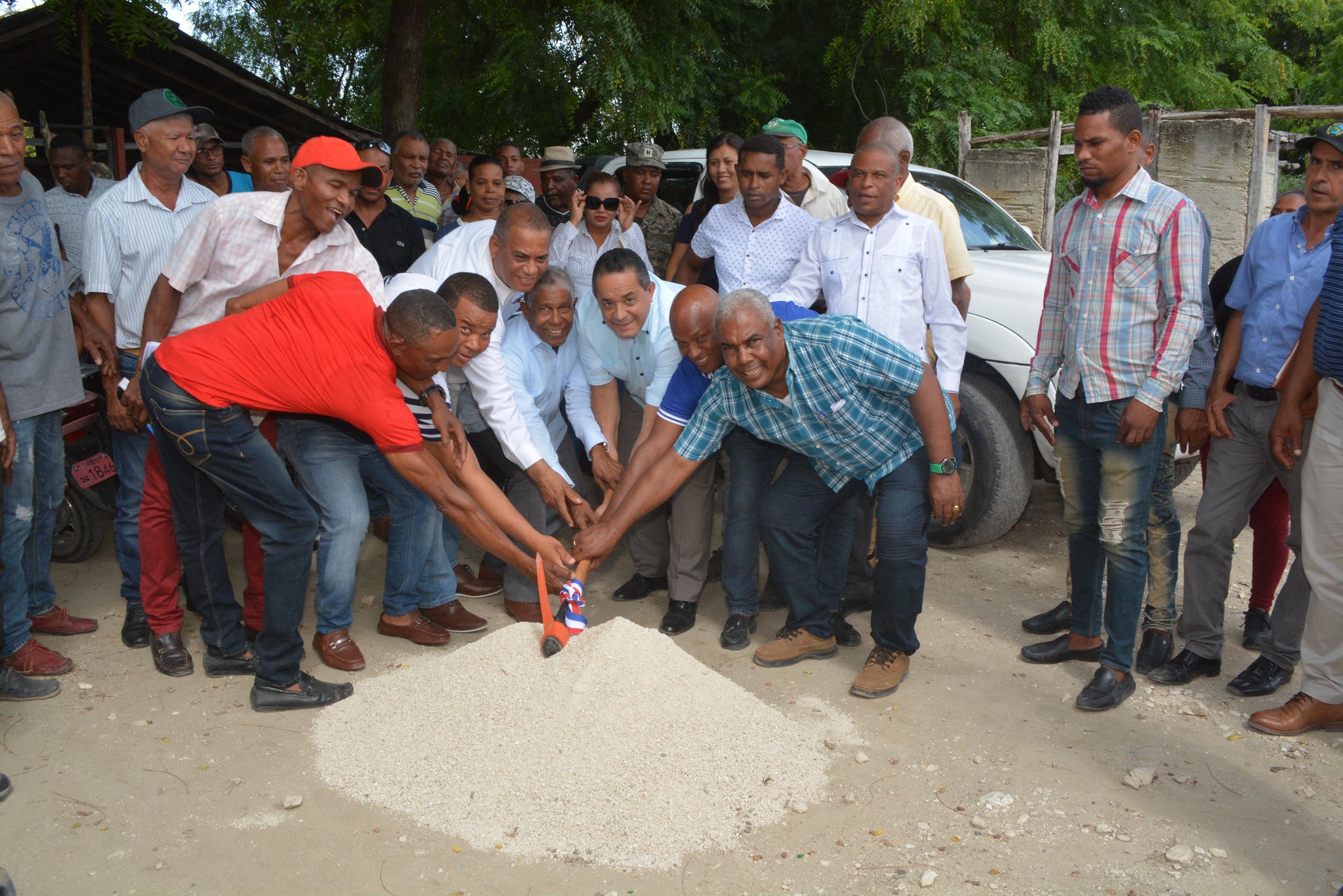 REPÚBLICA DOMINICANA: En beneficio de 356 productores de Tamayo, Gobierno inicia trabajos para completar 18 kilómetros de canales de riego