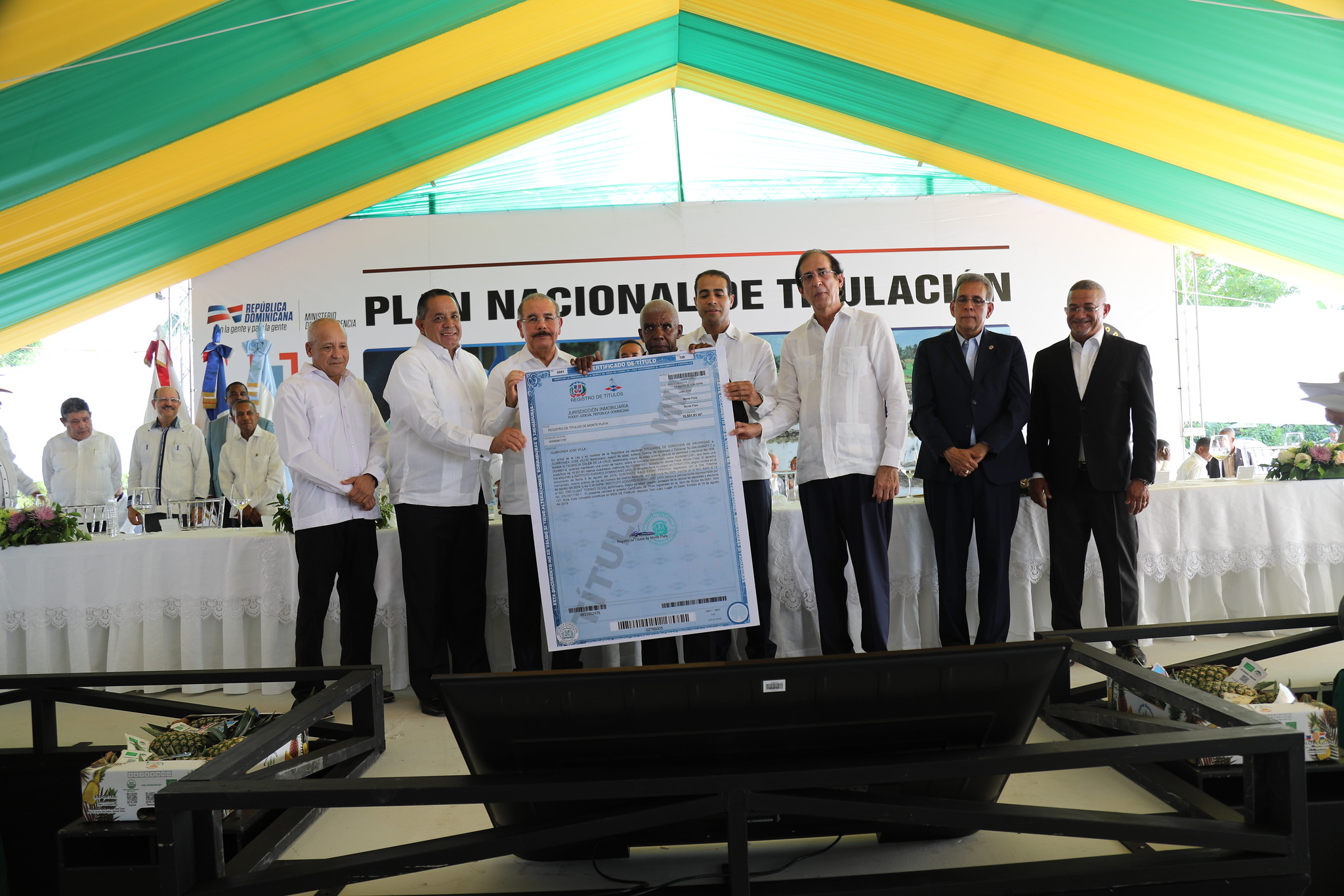 REPÚBLICA DOMINICANA: Democratización de la propiedad: presidente Danilo Medina entrega certificado de título número 60,000