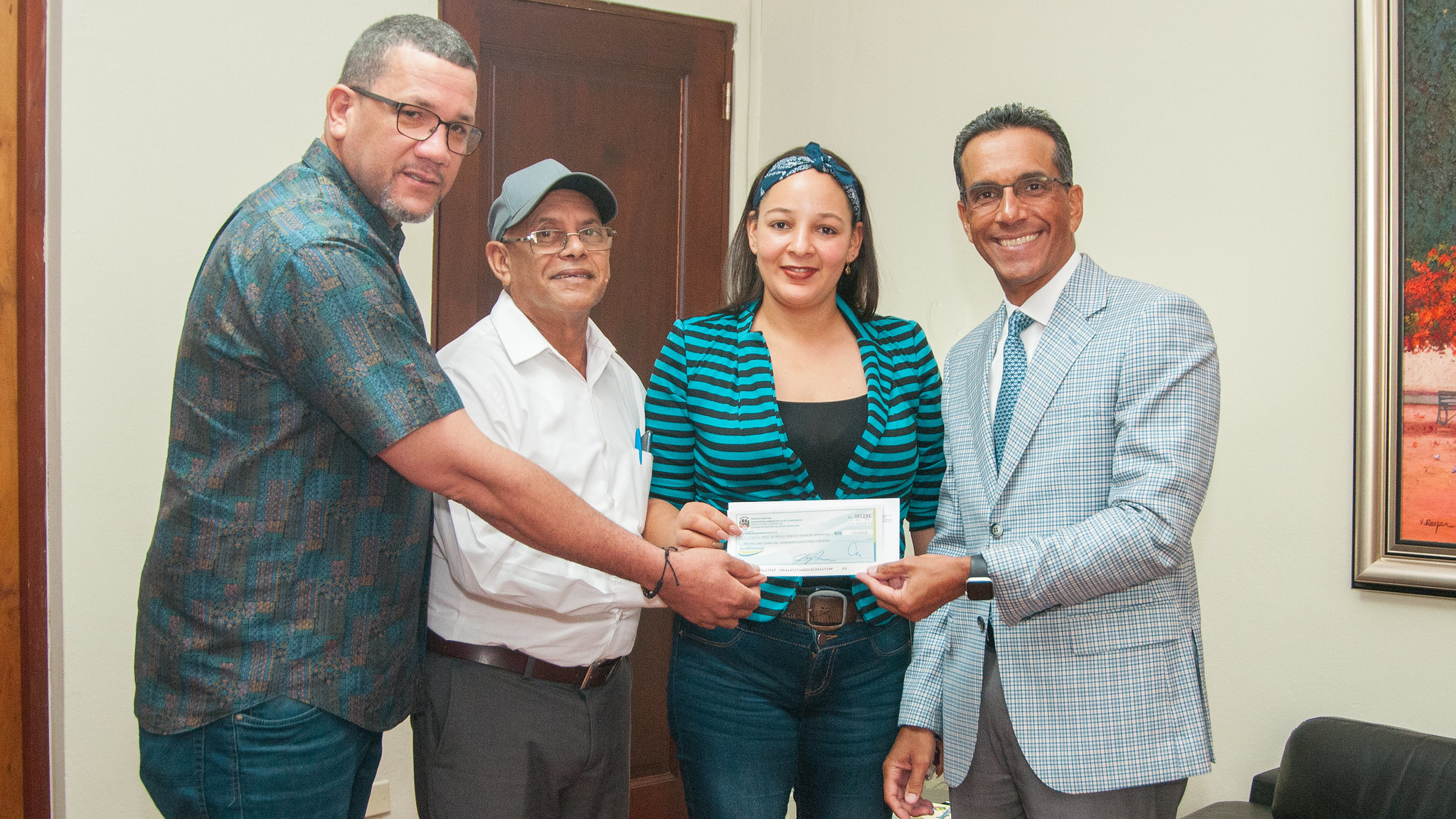 REPÚBLICA DOMINICANA: Jarabacoa, Villa Trina y Las Matas de Santa Cruz: productores fresas y caficultores reciben recursos para almacén, secaderos y vehículos